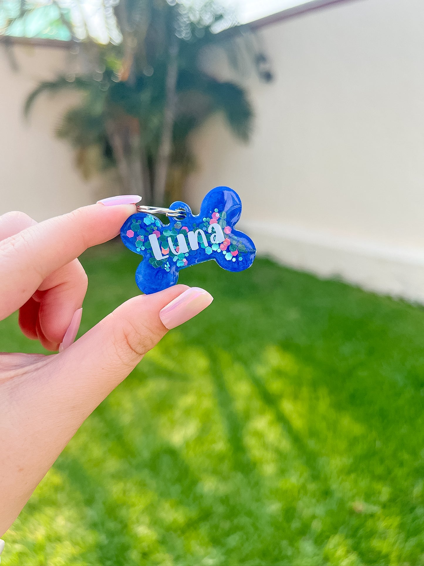 Placa personalizada con glitter azul en forma de hueso para perro, nombre Luna. Diseño brillante y divertido de Munmun