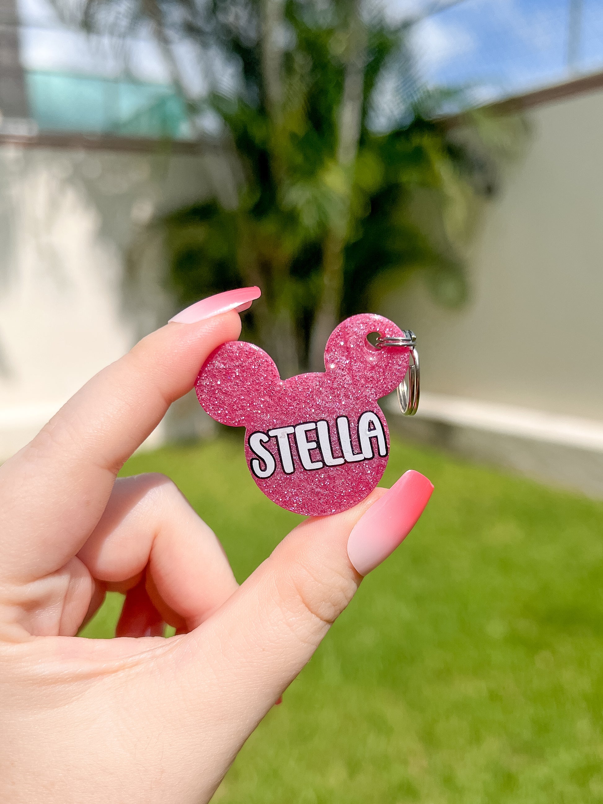 Placa rosa fuerte en forma de mickey con glitter y nombre Stella. Placa personalizada original y llamativa.
