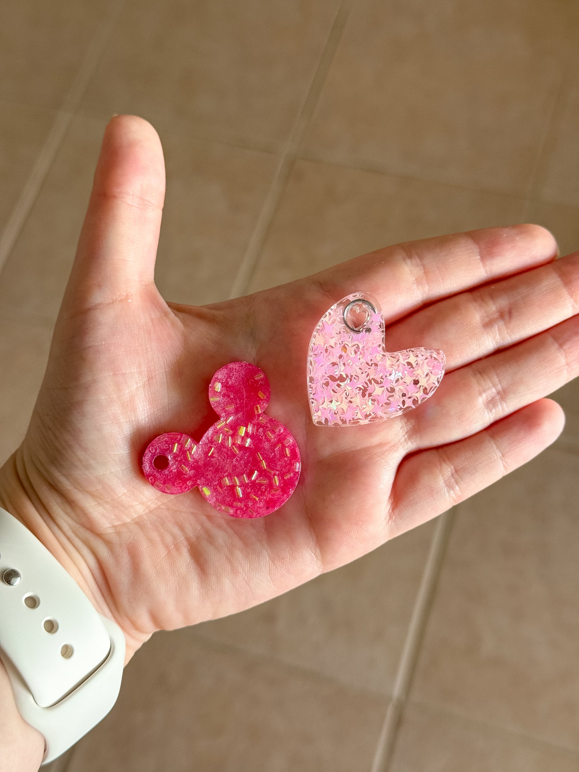 Placas de resina con glitter en forma de Mickey y corazón rosa. Diseños tiernos para consentir a tu mascota.