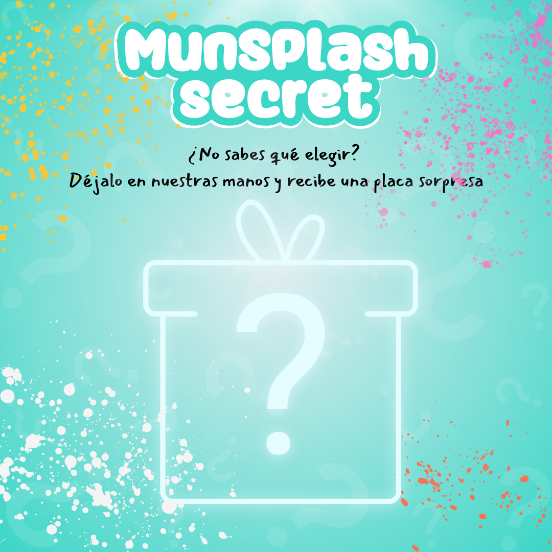 Placa personalizada sorpresa para perro de Munmun. Diseño misterioso “Munsplash Secret” con caja de regalo y fondo colorido