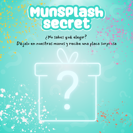 Placa personalizada sorpresa para perro de Munmun. Diseño misterioso “Munsplash Secret” con caja de regalo y fondo colorido
