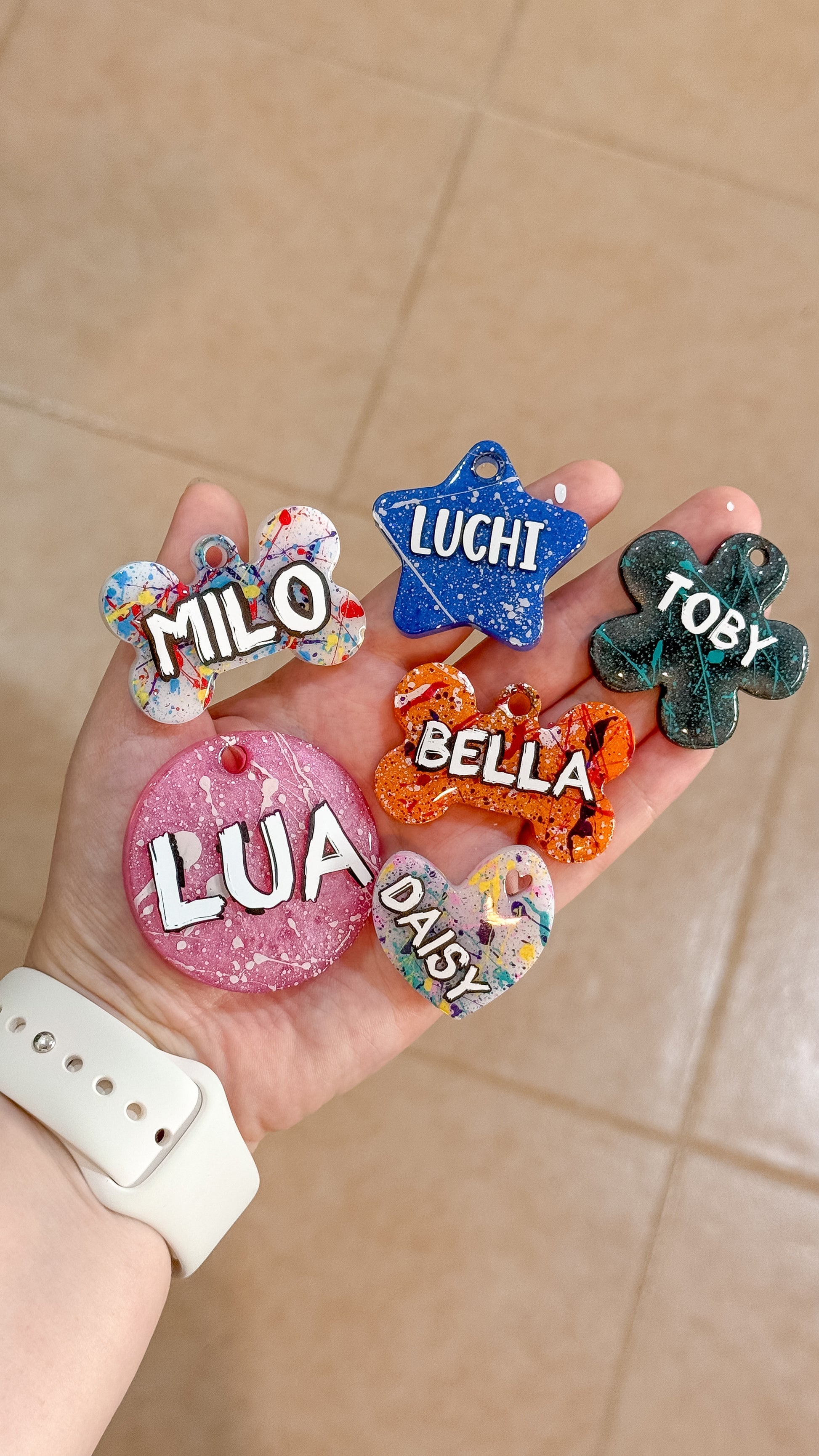 Placas con efecto splash de pintura acrílica y nombres personalizados. Diseños coloridos y únicos para cada perrito.