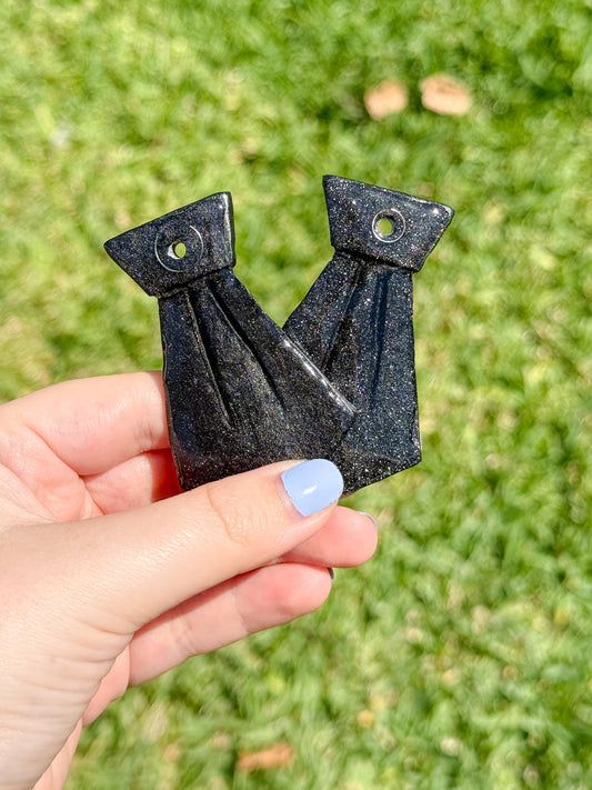 Placa de resina negra en forma de corbata para perro. Accesorio elegante y formal para eventos especiales.