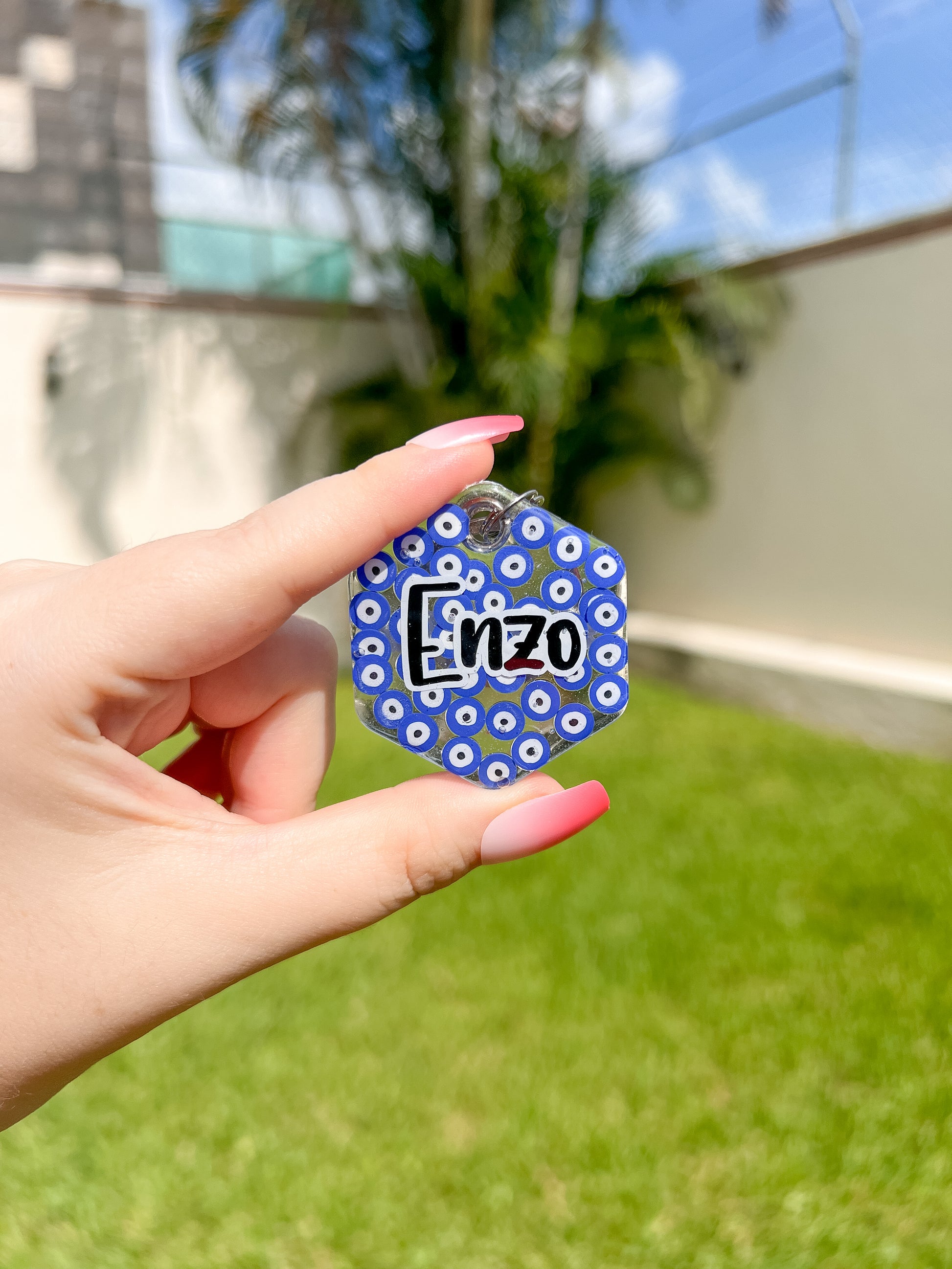 Placa redonda con diseño de ojo turco y nombre Enzo. Accesorio protector y personalizado.