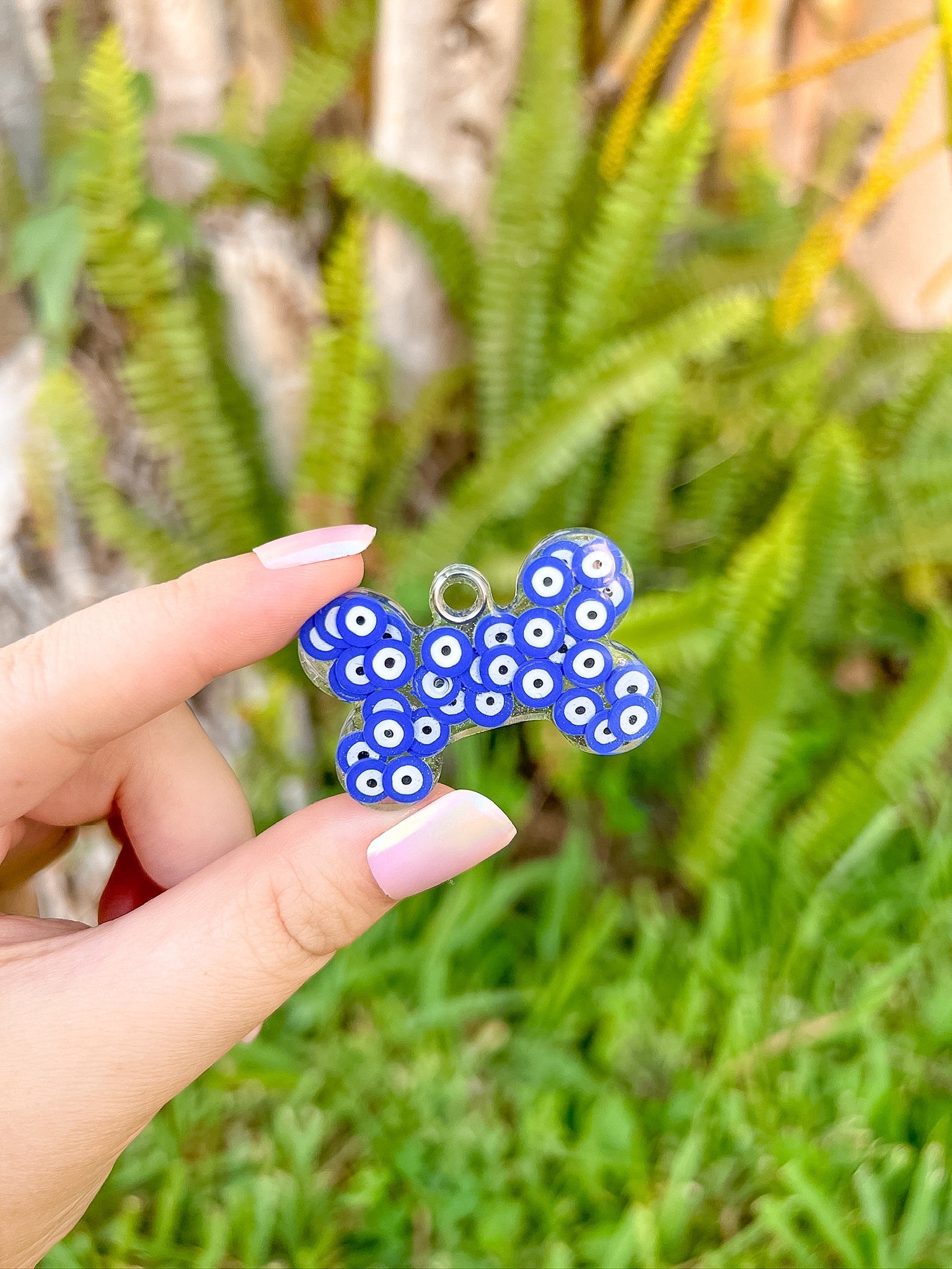 Placa en forma de hueso con patrón de ojo turco. Diseño llamativo y original.