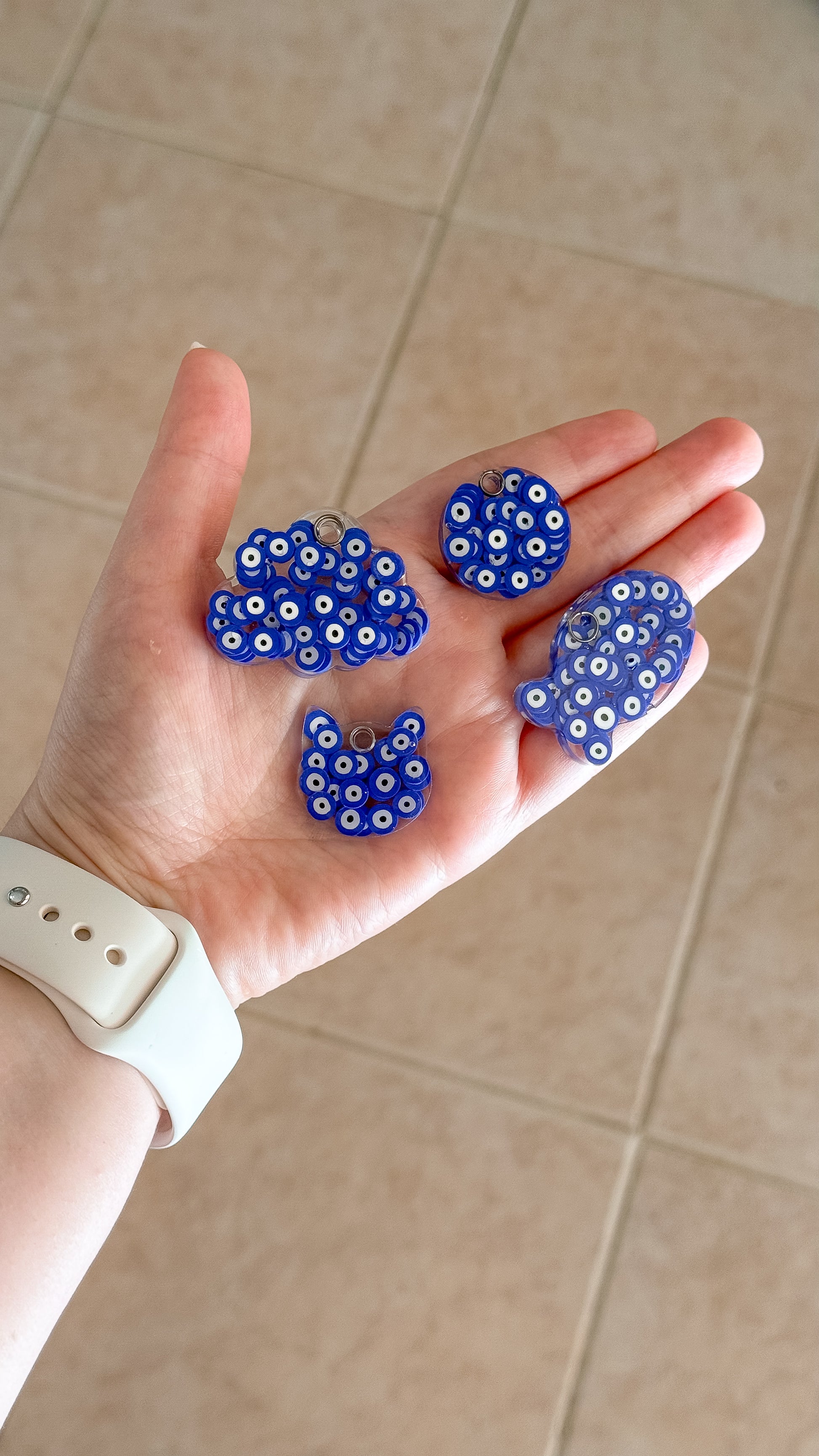 Placas en forma de Mickey con diseño de ojitos azules. Divertidas, creativas y únicas para destacar.