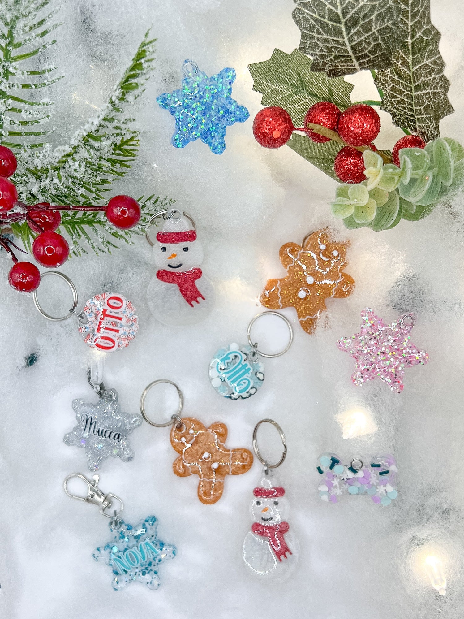 placas de identificación para perros navideños con diseños de perritos, galletas y copos de nieve. Accesorios decorativos para mascotas