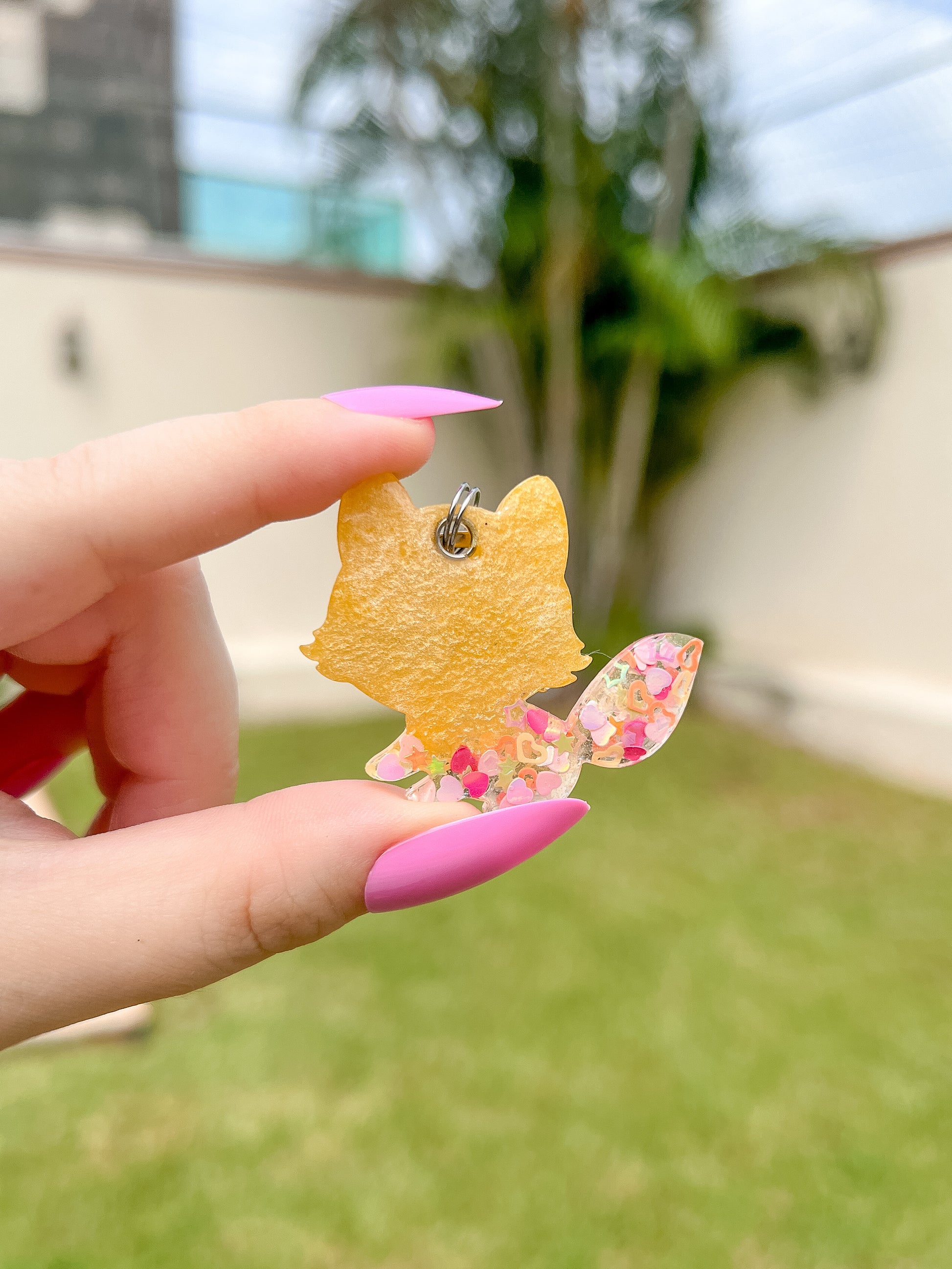 Placa personalizada en forma de zorrito color amarillo con glitter, ideal como placa de identificación para perro pequeño. Fabricada en resina brillante por Munmun.mx. Accesorio seguro y único para tu mascota.