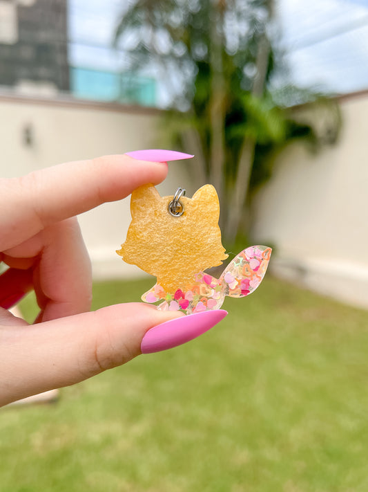 Placa personalizada en forma de zorrito color amarillo con glitter, ideal como placa de identificación para perro pequeño. Fabricada en resina brillante por Munmun.mx. Accesorio seguro y único para tu mascota.