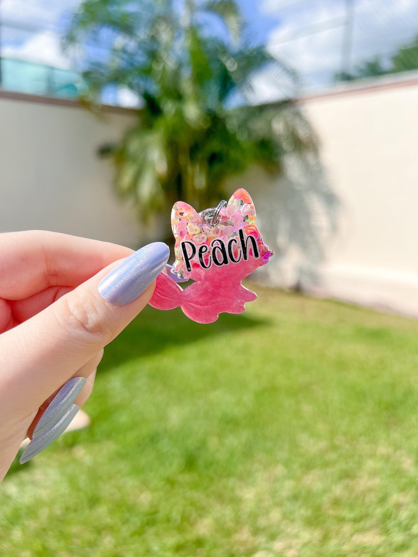 Placa para perro pequeña en forma de zorrito rosa con glitter y nombre personalizado. Diseño encantador hecho en resina brillante. Perfecta para identificar a tu mascota con estilo. Munmun.mx