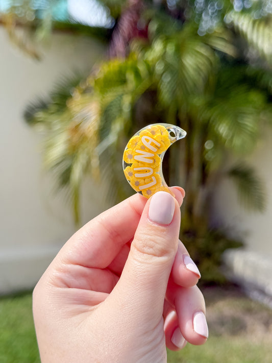 Placa en forma de luna con flores amarillas. Diseño creativo y original.