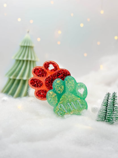 Placas en forma de huella con glitter rojo y verde. Estilo navideño para mascotas.