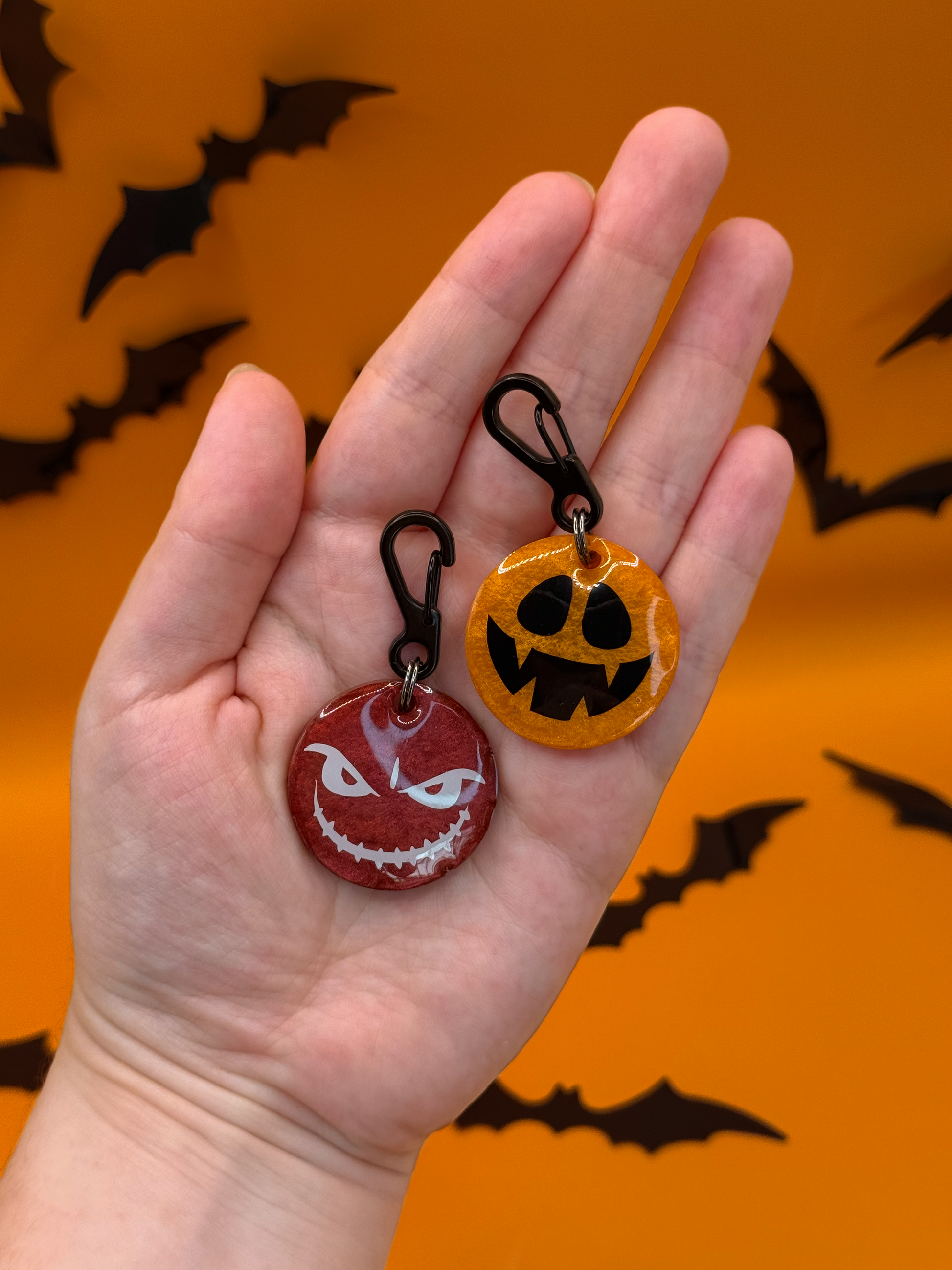 Placas de calabaza en negro y naranja con broche, diseño festivo para perros en temporada spooky.