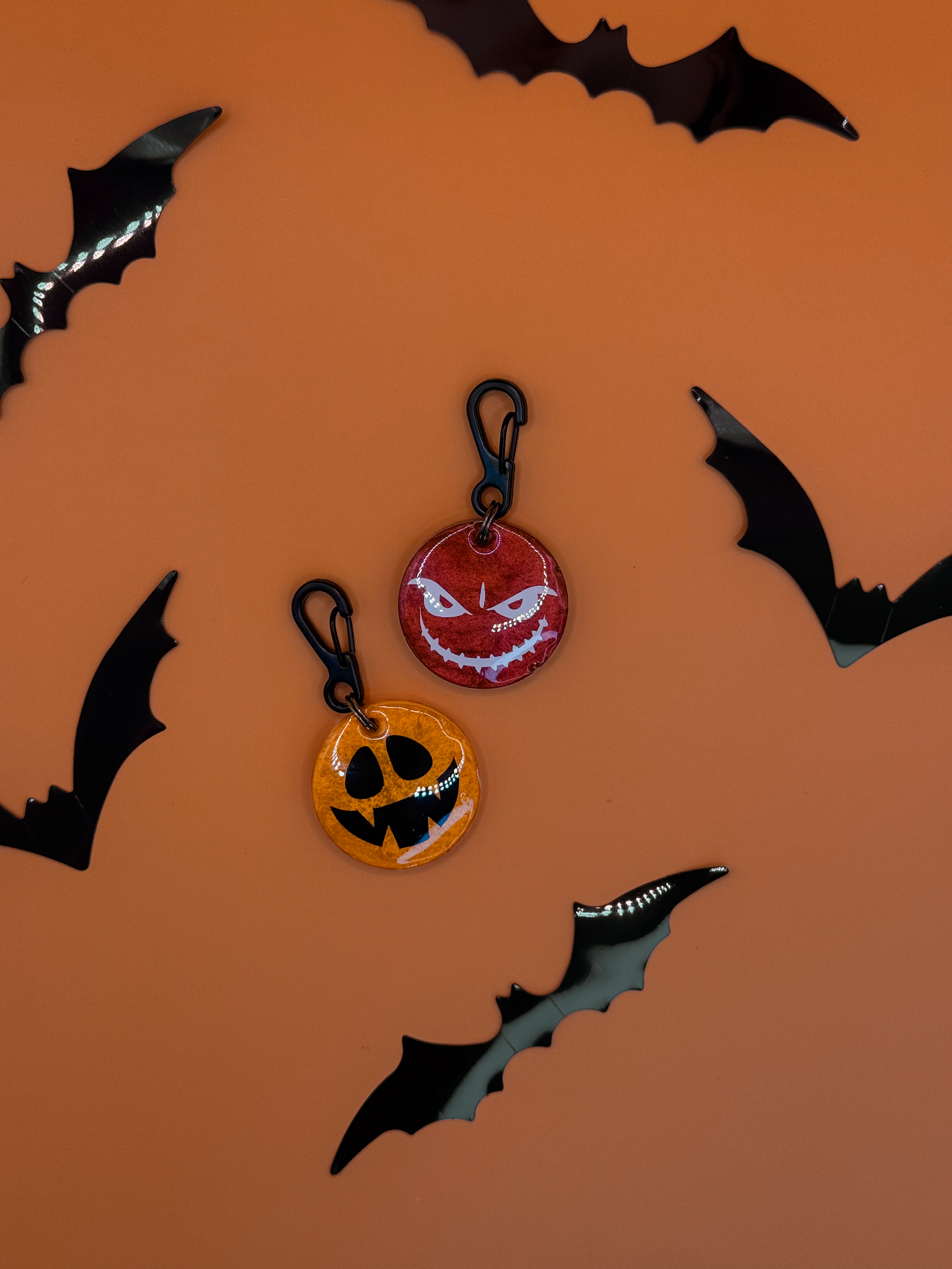 Duo de placas de Halloween con caritas de calabaza roja y negra, perfectas para el mes del terror