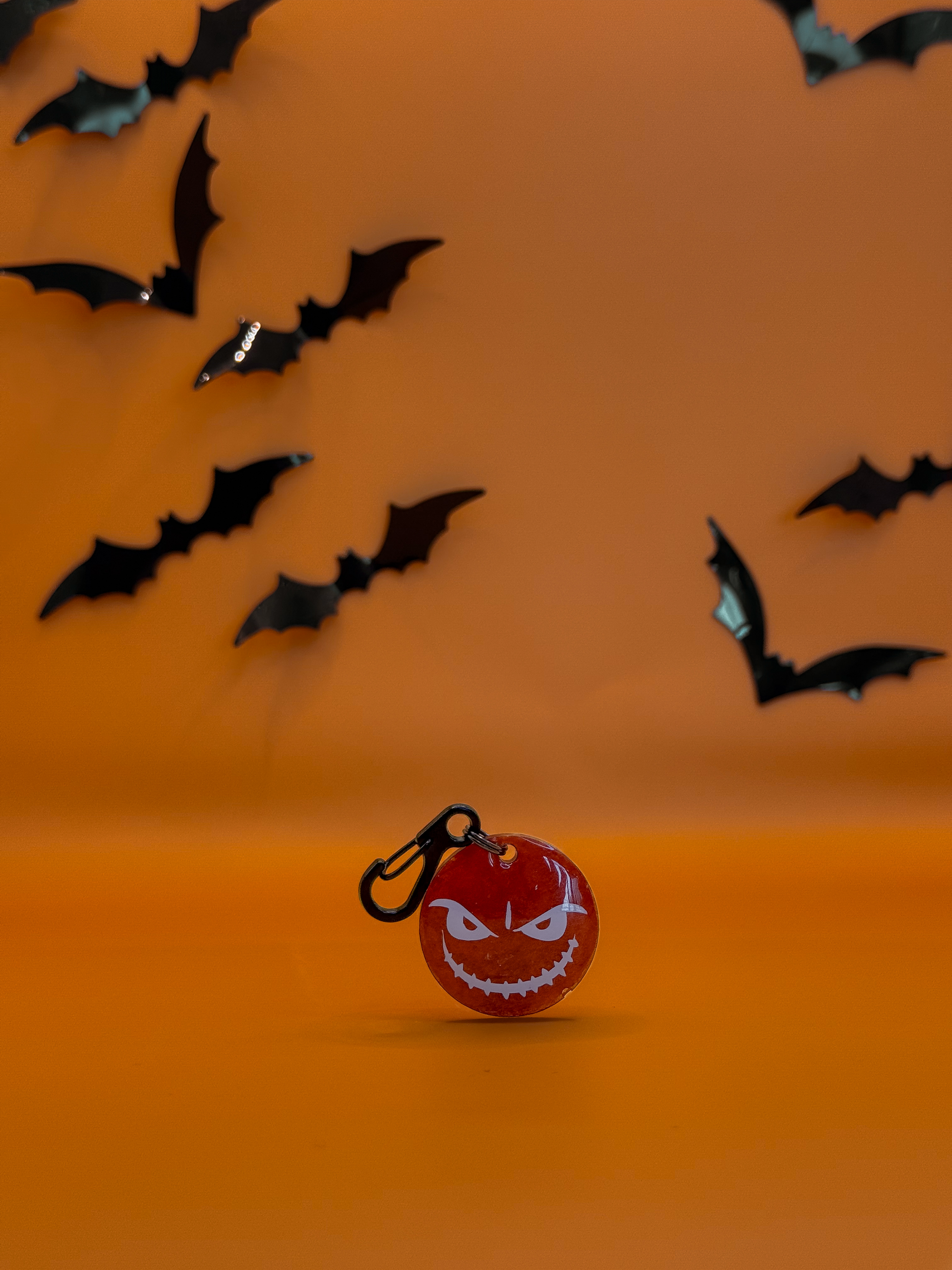 Placa calabaza roja con expresión malvada, ideal para perros con actitud misteriosa.