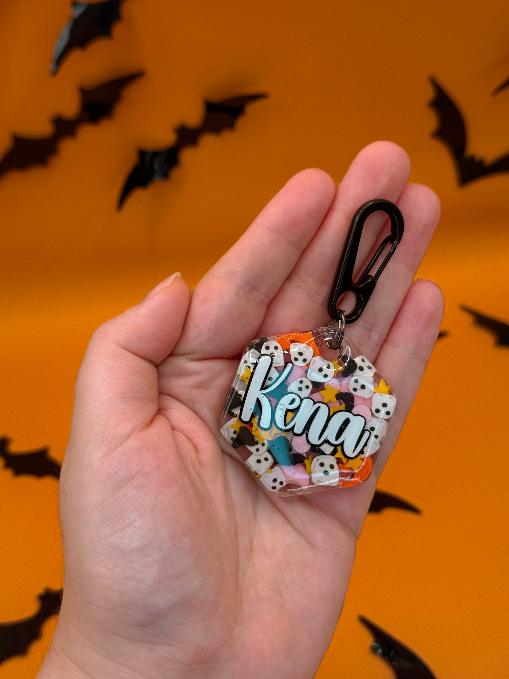 Placa “Kena” con fondo de dulces y brujitas, perfecta para mascotas en Halloween.