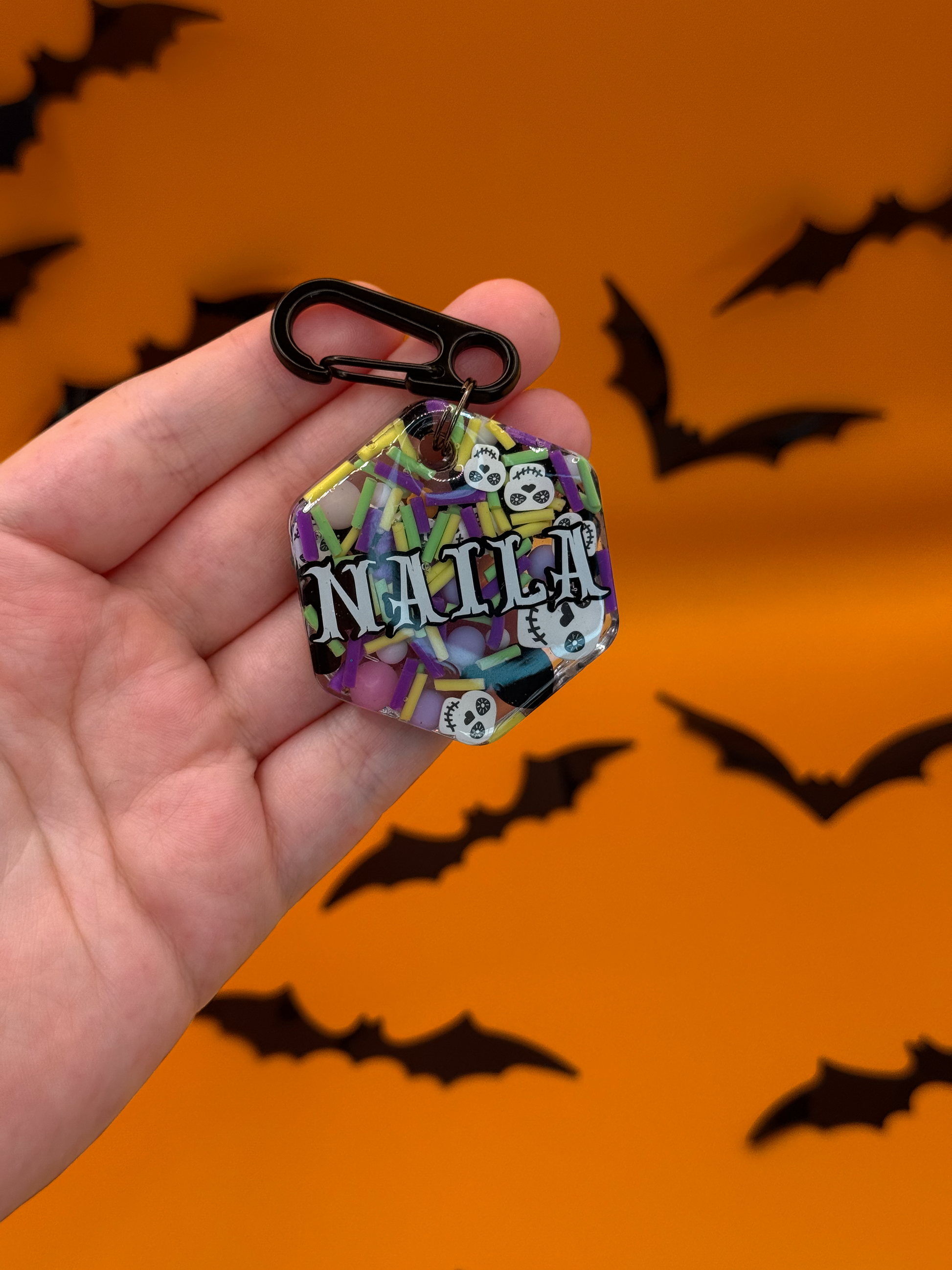 Plaquita hexagonal con diseño de dia de muertos y nombre “Naila”, ideal para perros en Halloween