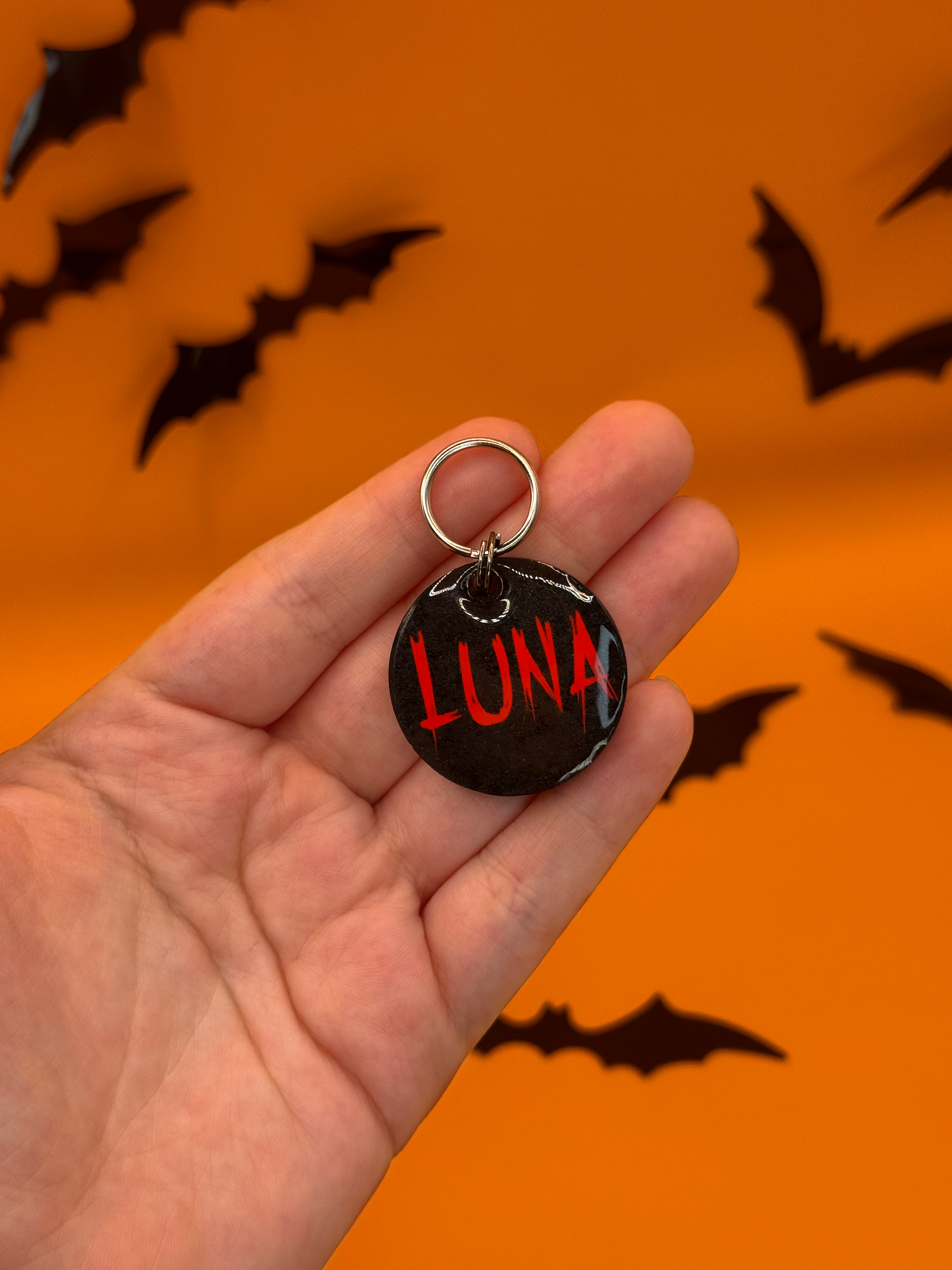 Placa personalizada “Luna” en negro con rojo, diseño oscuro y elegante para mascotas en octubre.