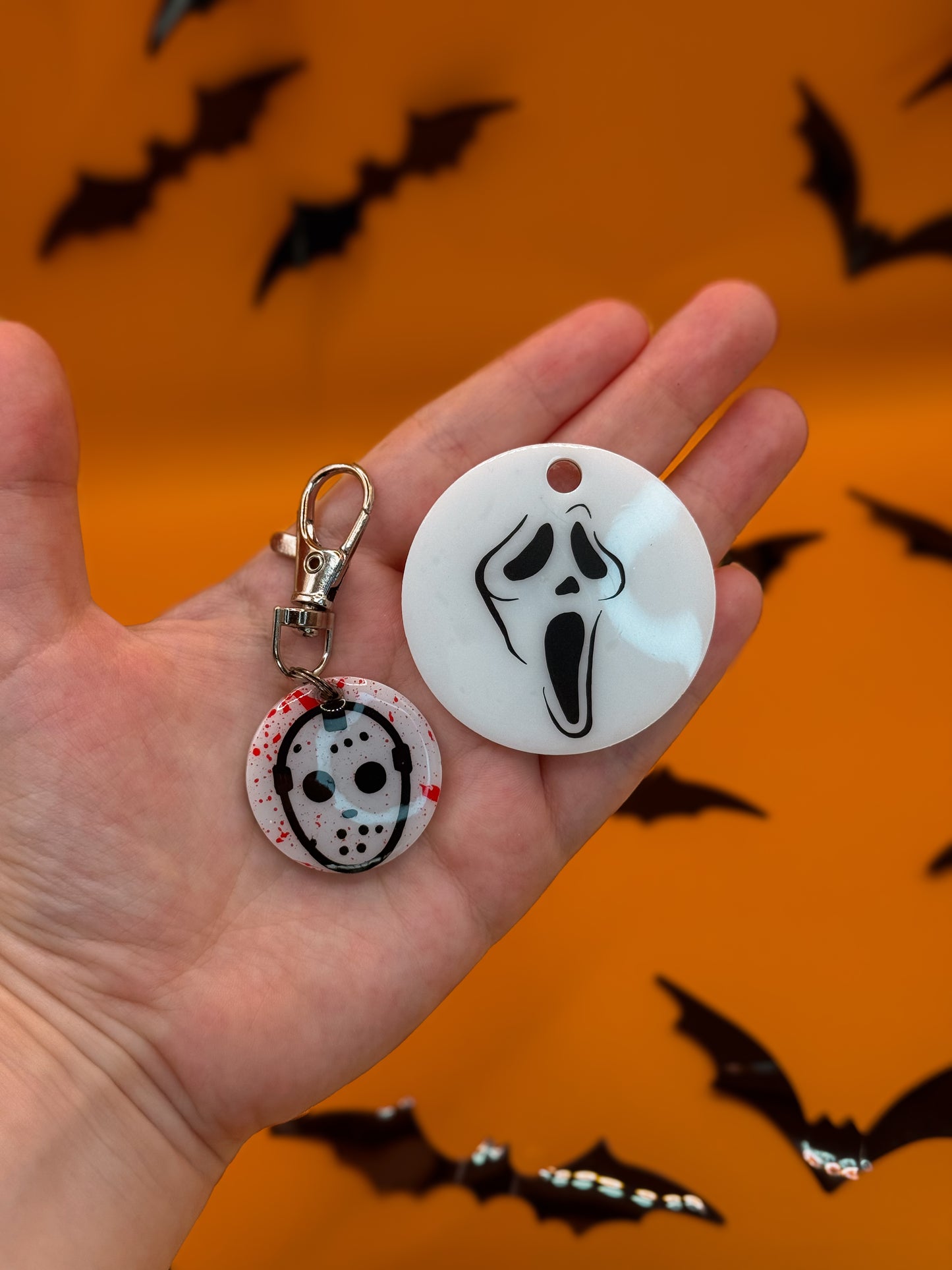 Set de placas de Halloween con Jason y Ghostface, estilo terror para perros valientes.