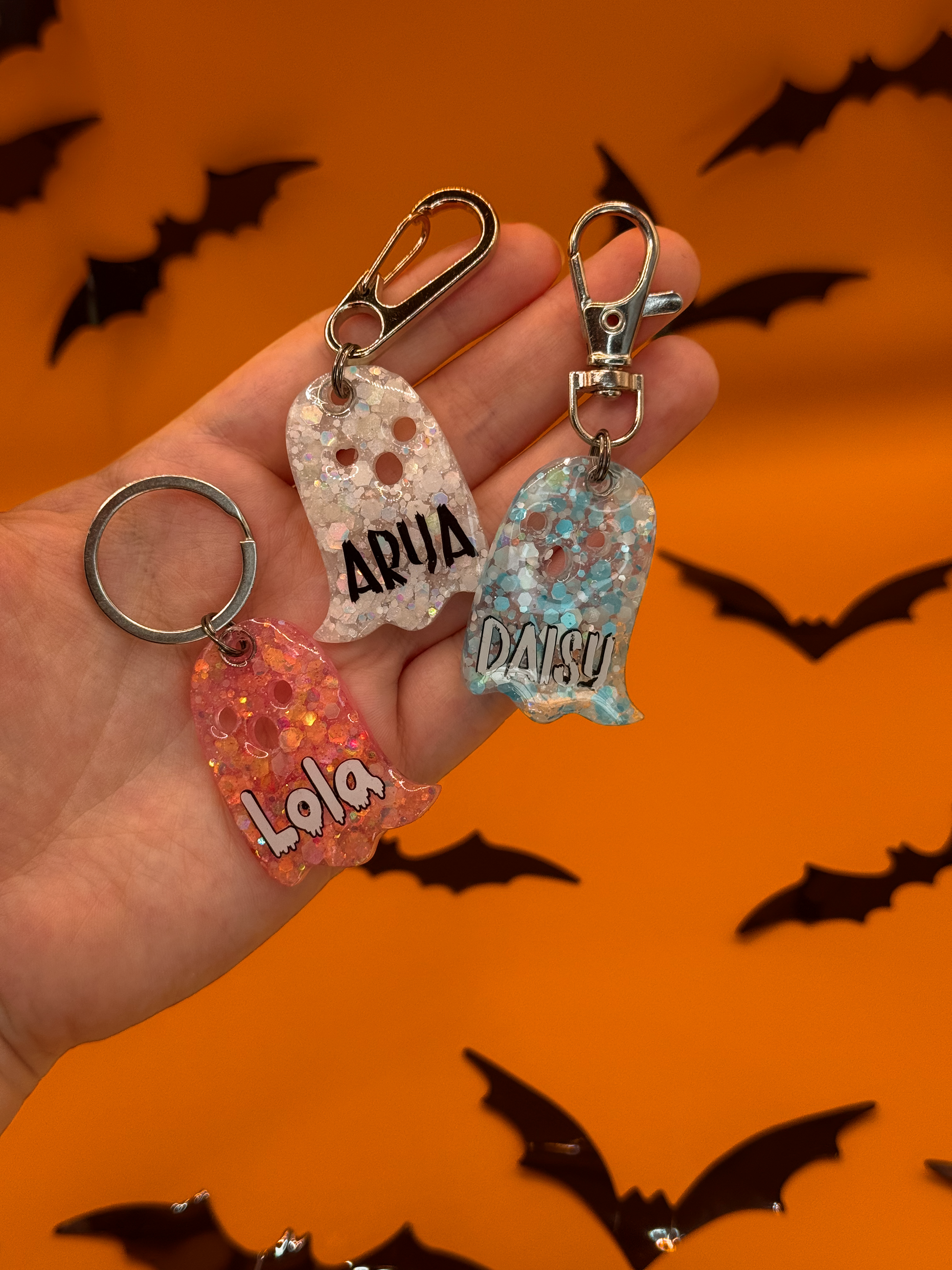 Placa de Halloween con forma de fantasma para perro con nombres , en tonos pastel y glitter.