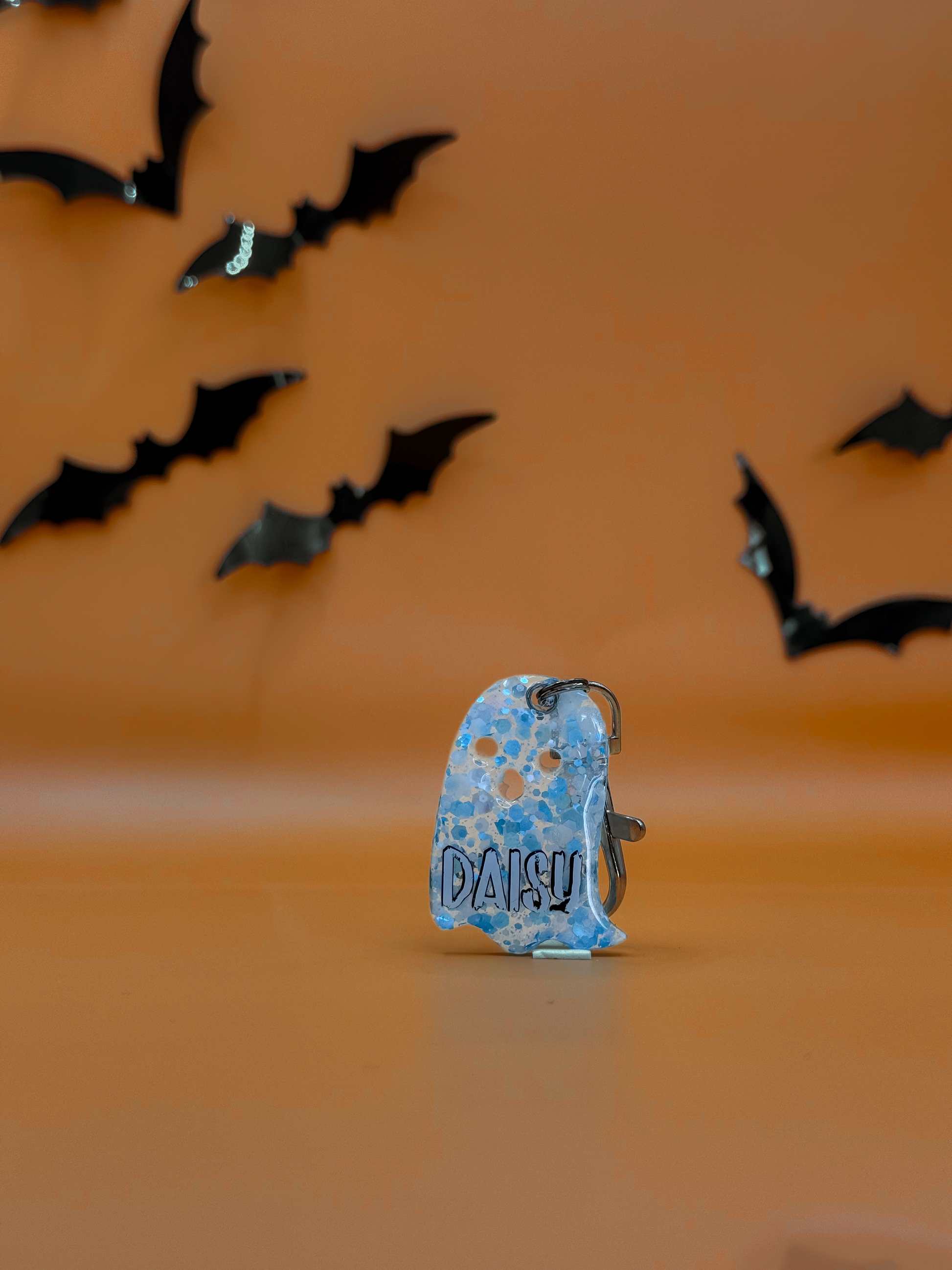 Placa fantasma azul moteado con glitter y nombre, diseño personalizado para perro.