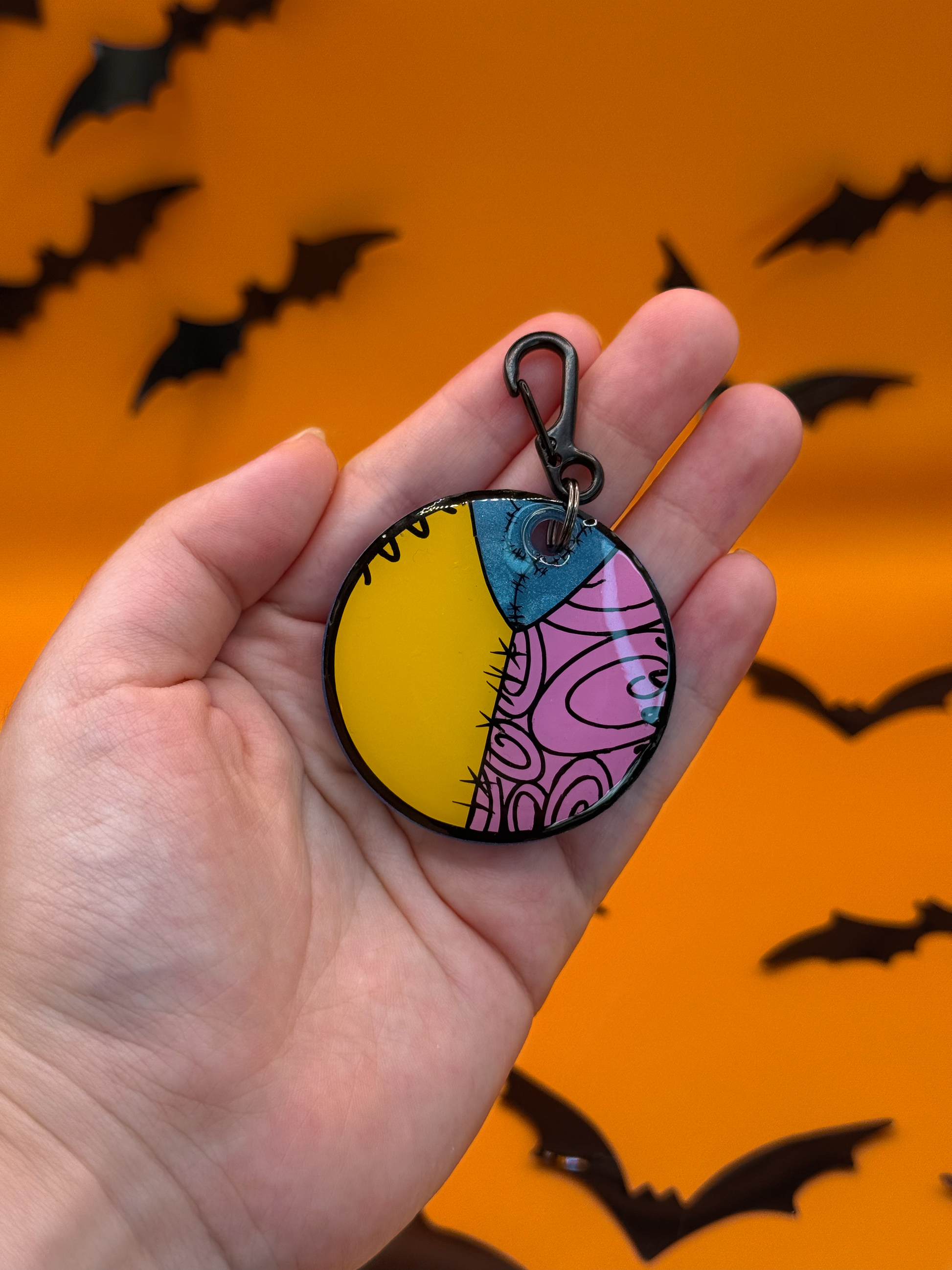 Placa de identificación para perro con diseño estilo Sally, circular grande con broche.
