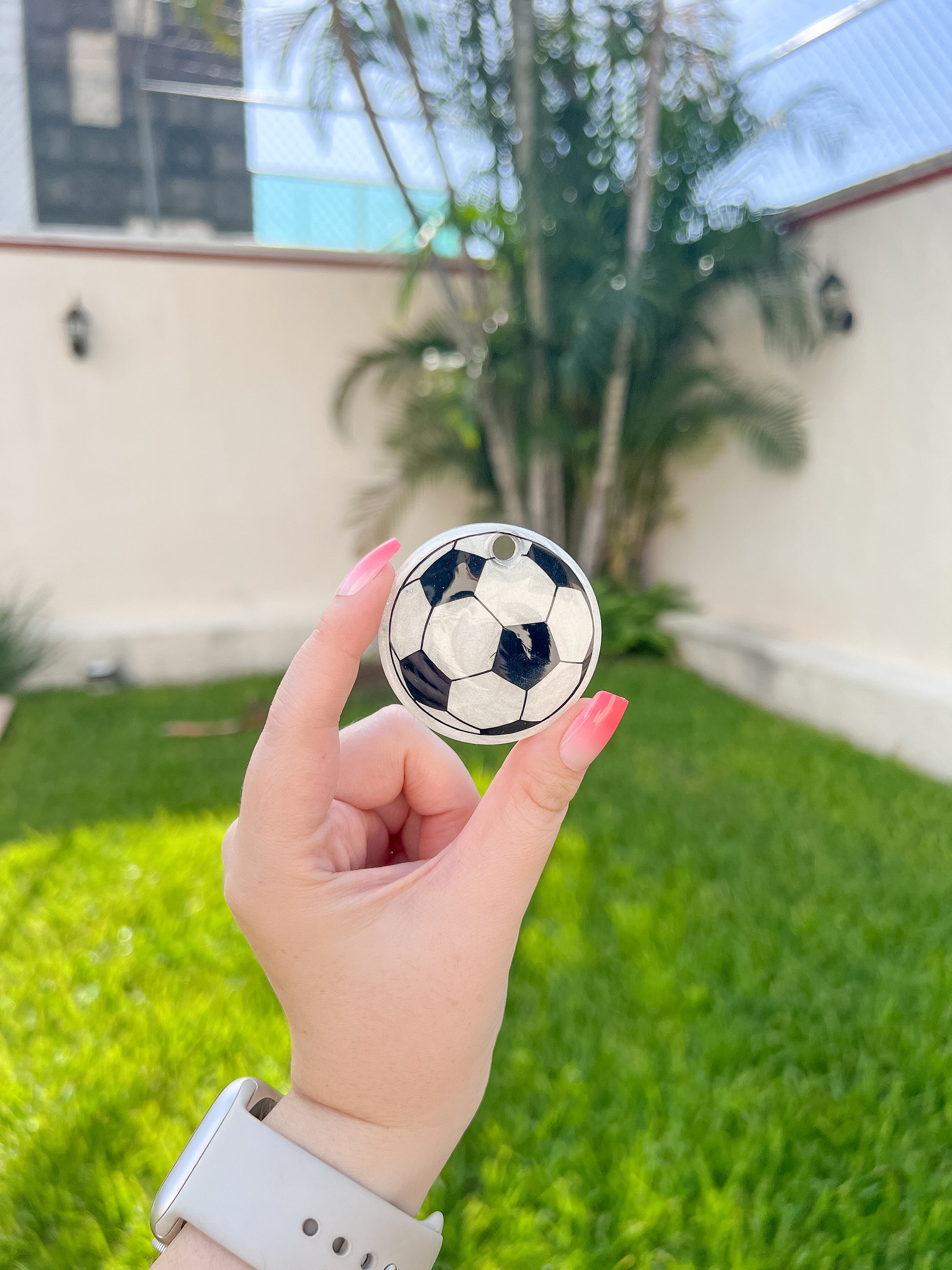Placa redonda con diseño de balón de fútbol blanco y negro. Estilo deportivo clásico.