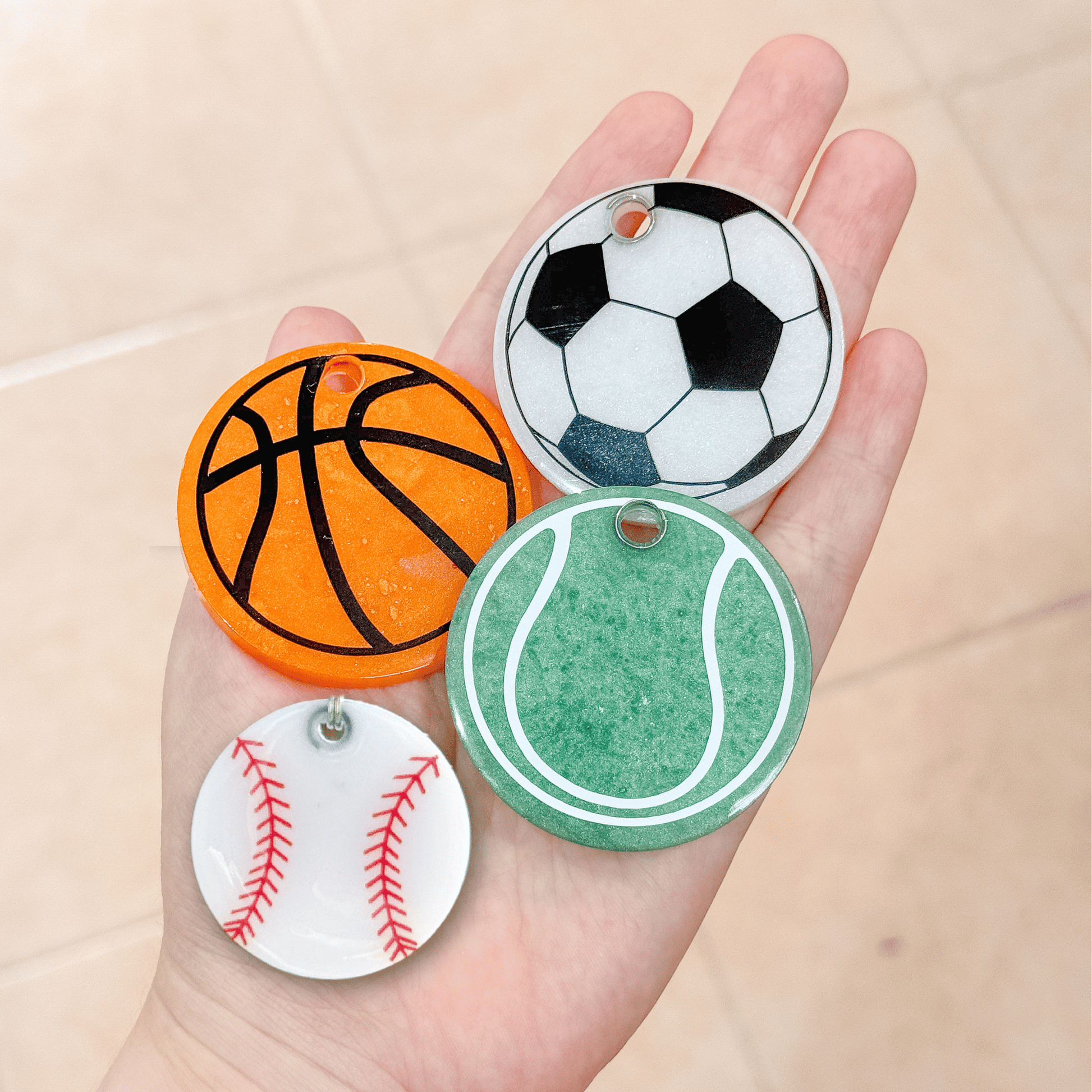 set de placas de perro con forma de pelotas de varios deportes