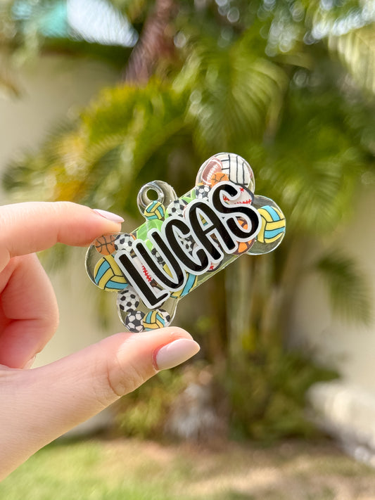 Placa en forma de hueso con diseño de fútbol y nombre Lucas. Ideal para mascotas futboleras.