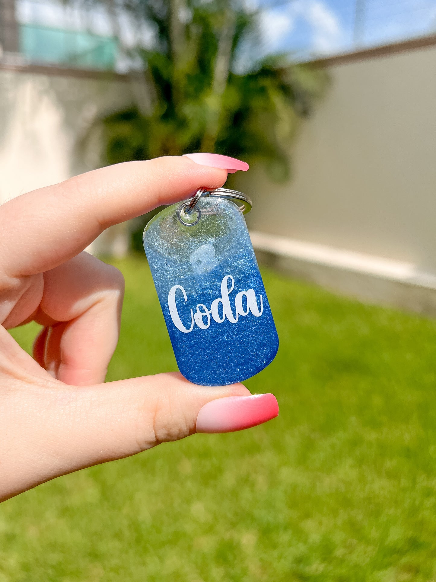 Placa MunBeach rectangular con degradado azul y arena, nombre Coda. Accesorio para verano
