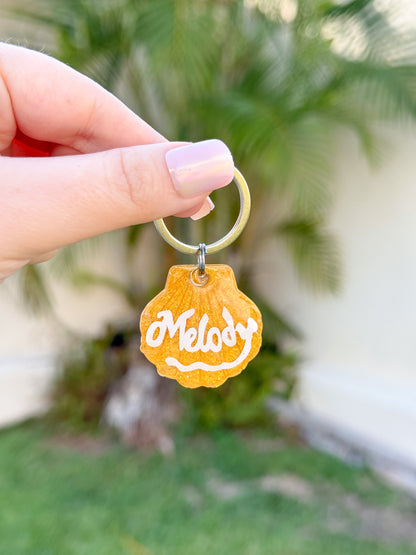 Placa amarilla con nombre “Melody” en blanco. Diseño alegre y brillante.