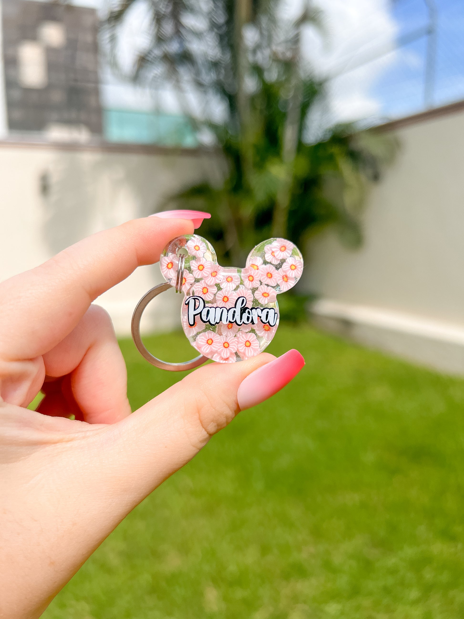 Placa en forma de Minnie con estampado floral coral y nombre Pandora. Diseño divertido para mascotas.