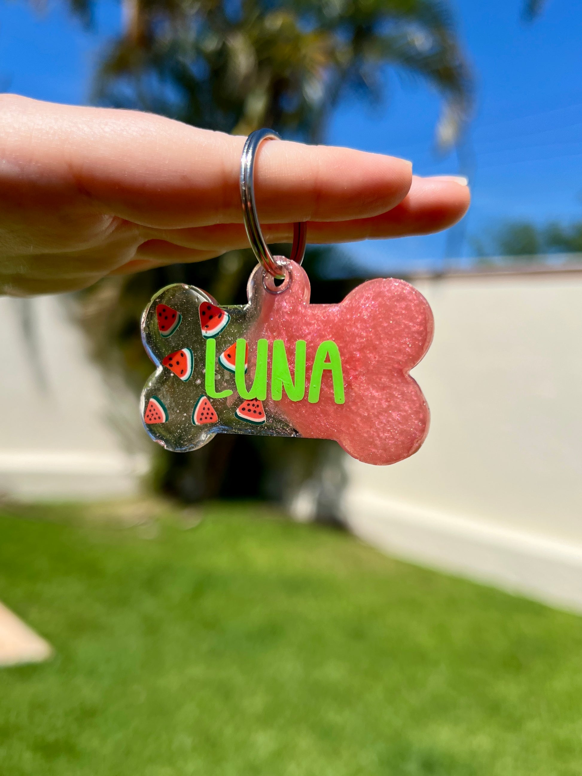 Placa personalizada con nombre Luna en fondo rosa con sandia. Accesorio tierno y vibrante.