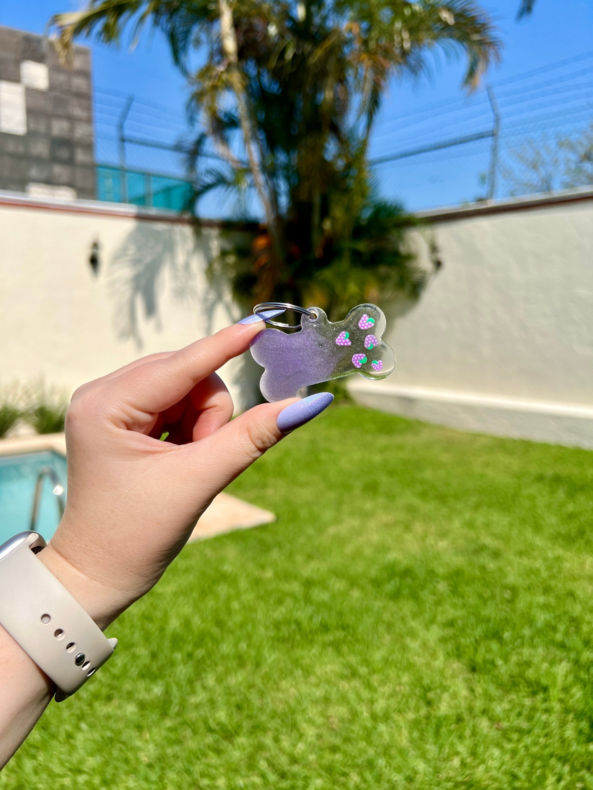 Placa en forma de hueso con uva morado. Accesorio personalizado para perro.