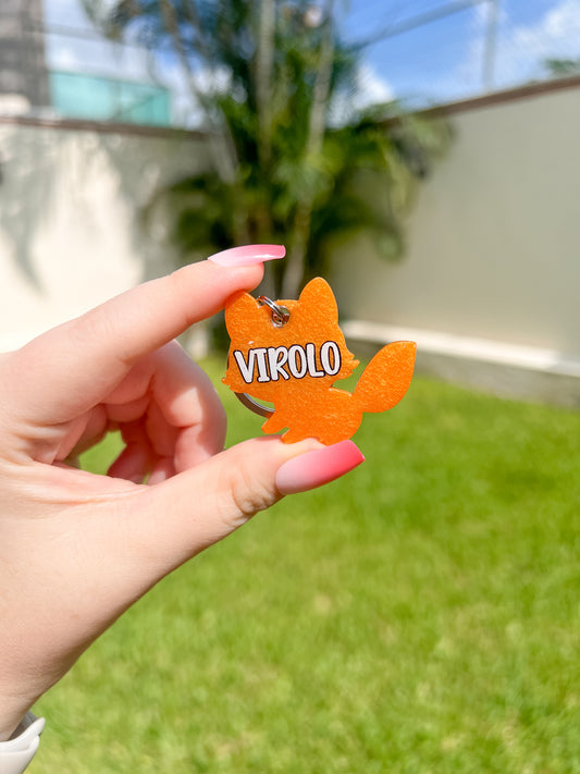 Placa naranja en forma de zorrito con nombre Virolo. Estilo tierno y creativo.