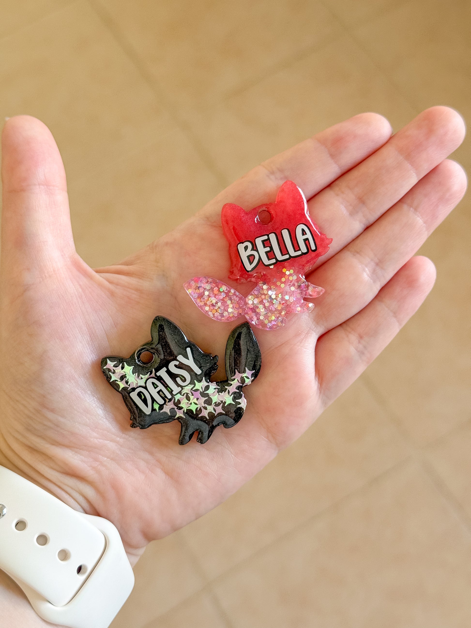 Placa en forma de zorro color rosa con glitter y nombre “Bella”. Diseño de la colección Munimals, tierno y único para tu mascota.