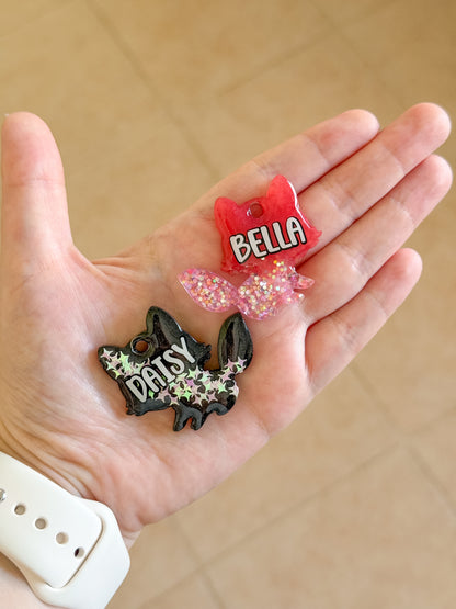 Placa en forma de zorro color rosa con glitter y nombre “Bella”. Diseño de la colección Munimals, tierno y único para tu mascota.