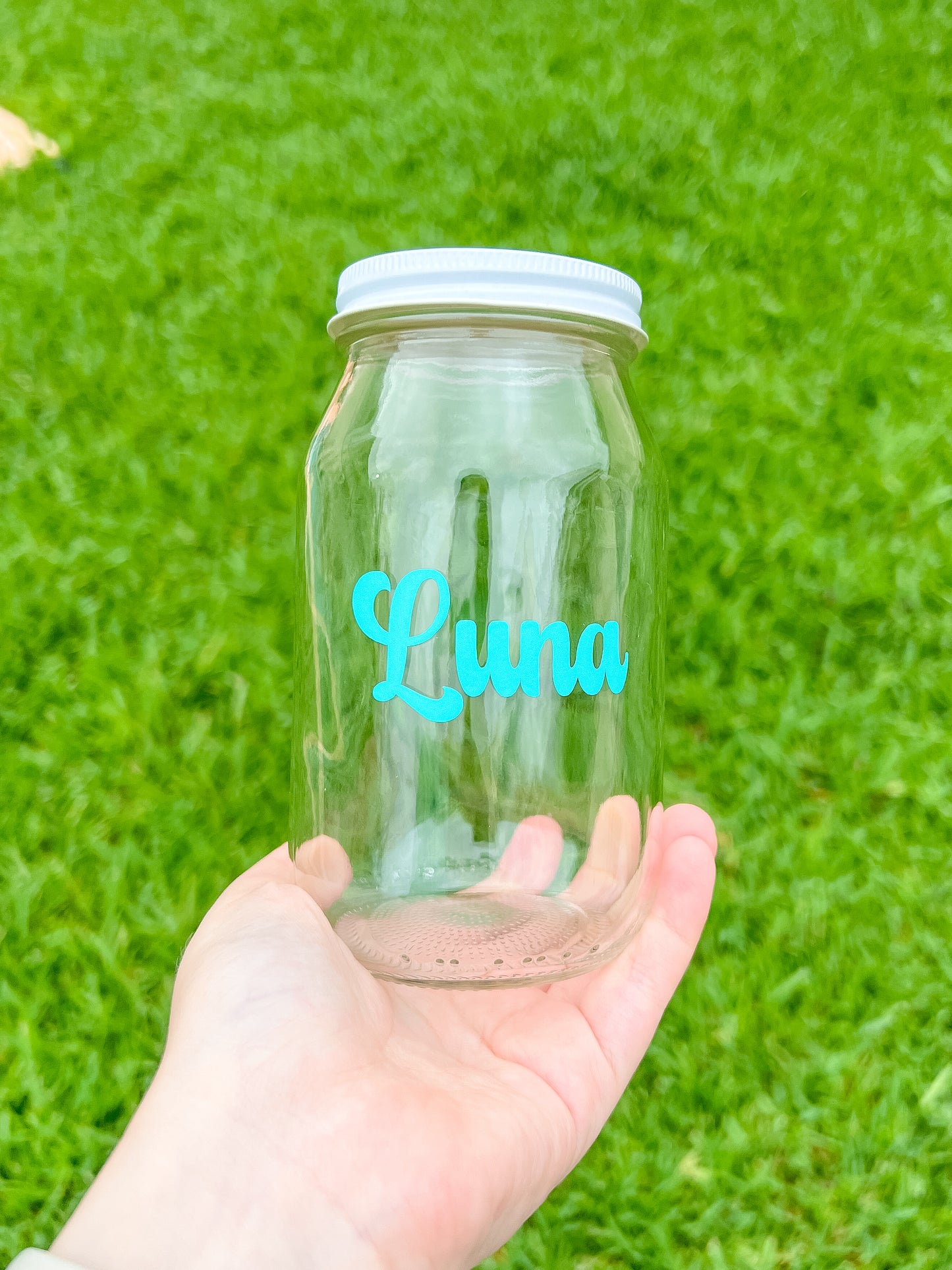 Frasco personalizado de vidrio con nombre Luna en vinil azul. Contenedor decorativo para premios o croquetas.