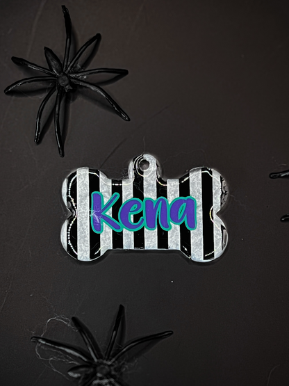 Placa estilo zebra con nombre Kena. Accesorio con temática de Halloween