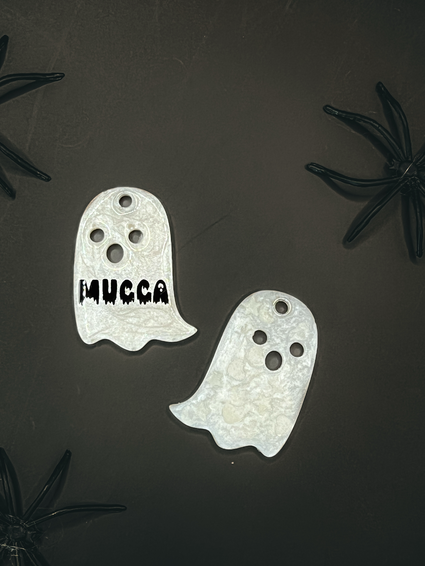 Placas de fantasma personalizadas con nombre Mucca. Diseño de Halloween en blanco.