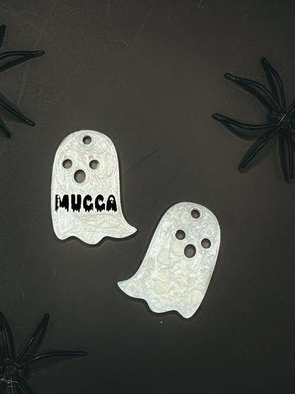Placas de fantasma personalizadas con nombre Mucca. Diseño de Halloween en blanco.