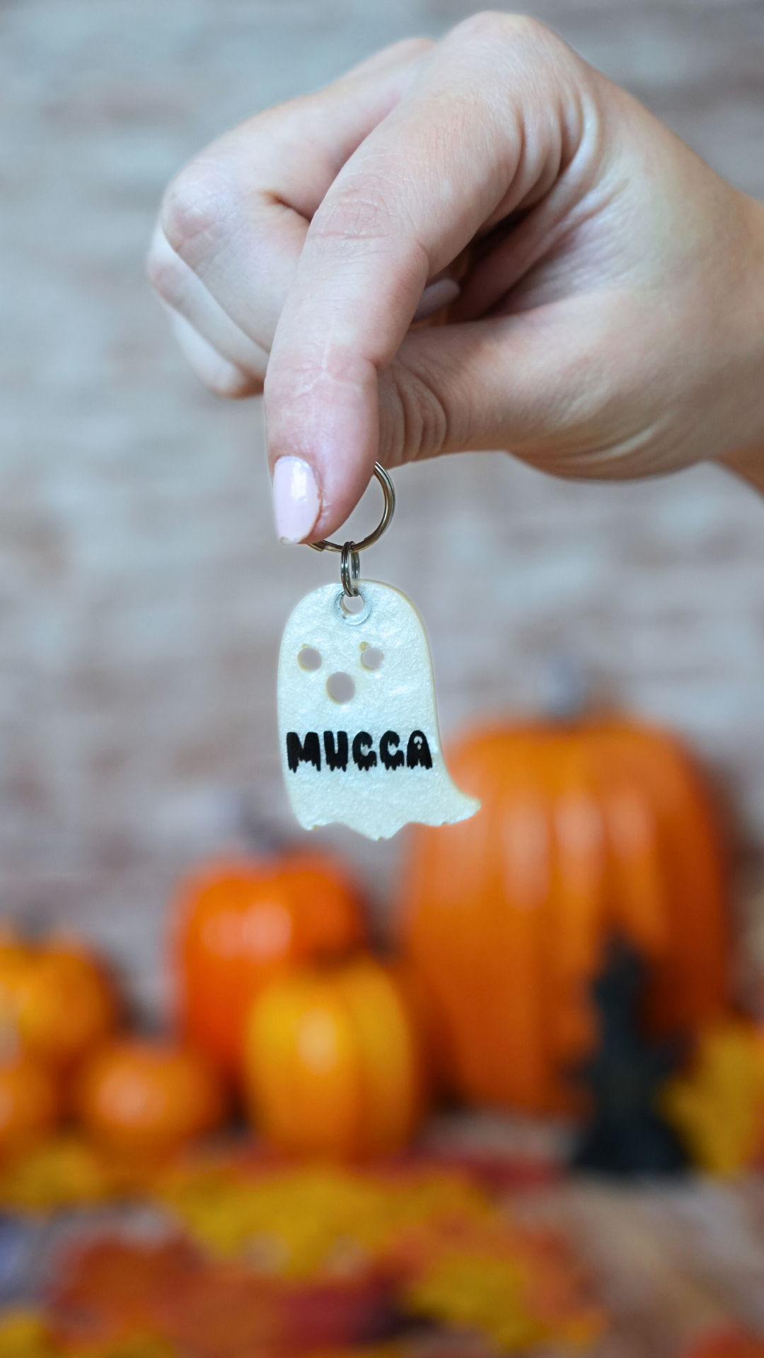 Placa para perro en forma de fantasmita blanca personalizada con el nombre Mucca. Edición especial de Halloween.