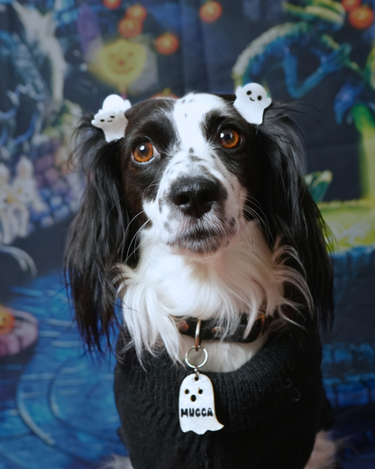 Placa en forma de fantasma blanca con el nombre Mucca, ideal para un toque tenebroso y adorable.