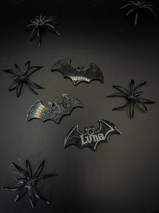 Placas en forma de murciélago con nombres personalizados. Diseño único para Halloween.