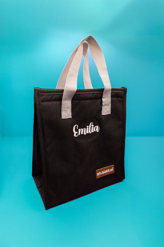 lonchera negra con asas grises y nombre personalizado Emilia. Práctica y personalizada