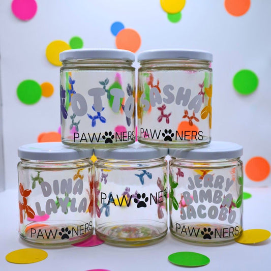 Set de frascos personalizados con nombres de mascotas y diseño colorido de pawners. Frascos para premios o snacks.