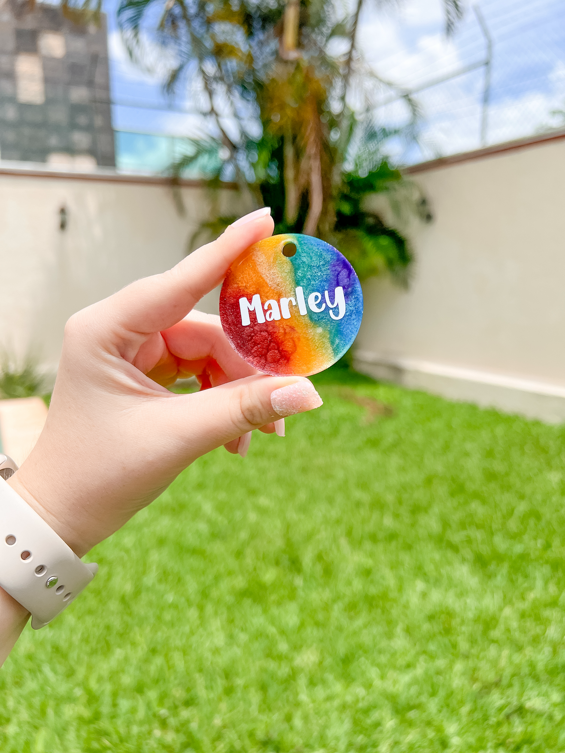 Placa redonda con diseño azul degradado y nombre Marley. Estilo pride vibrante.