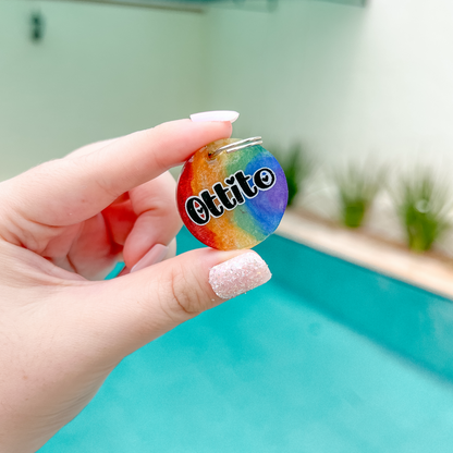 Placa redonda con nombre ottito y colores degradados. Estilo único para mascotas.