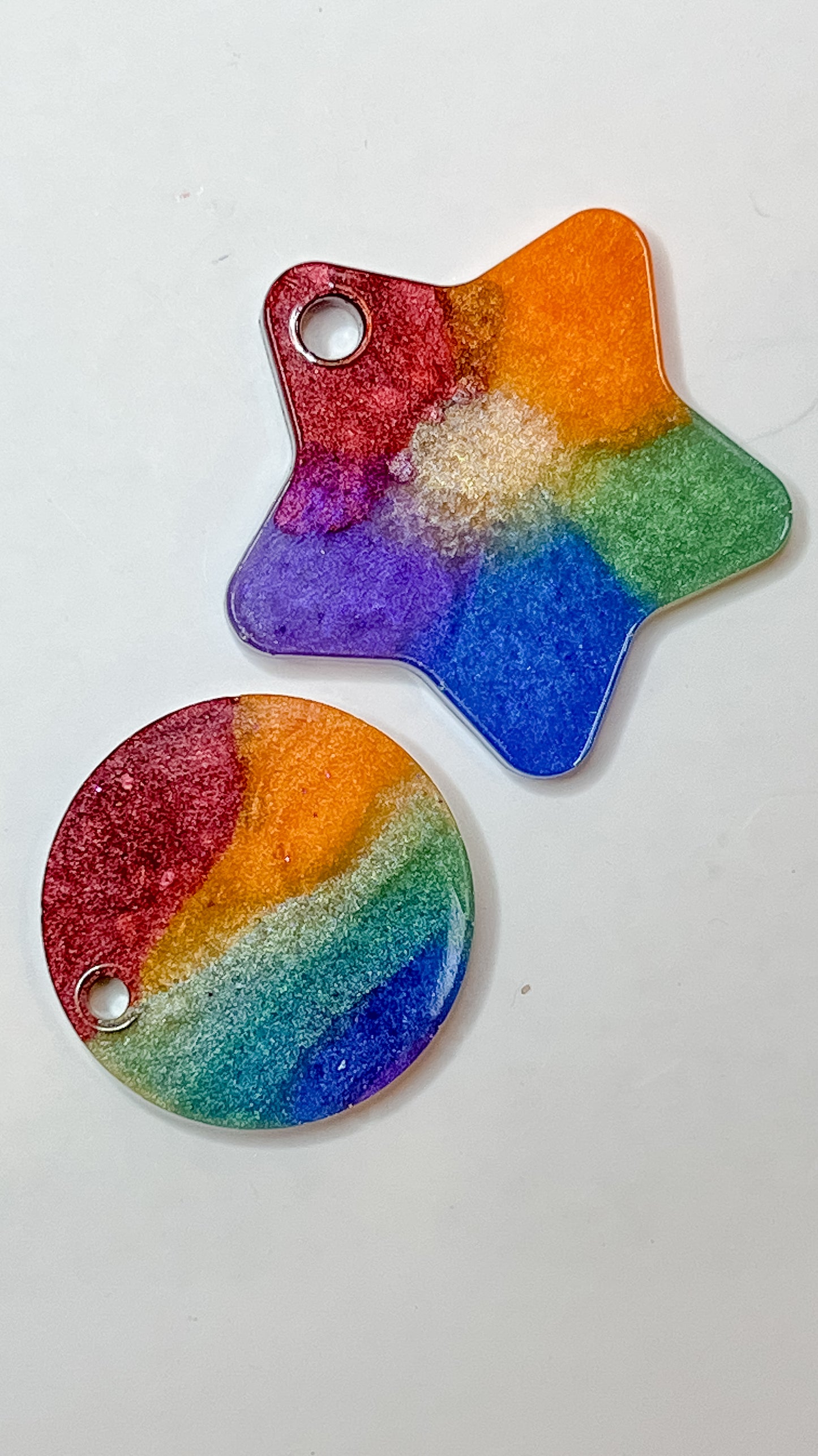 Set de placas con forma de estrella y círculo en diseño arcoíris. Accesorios pride.