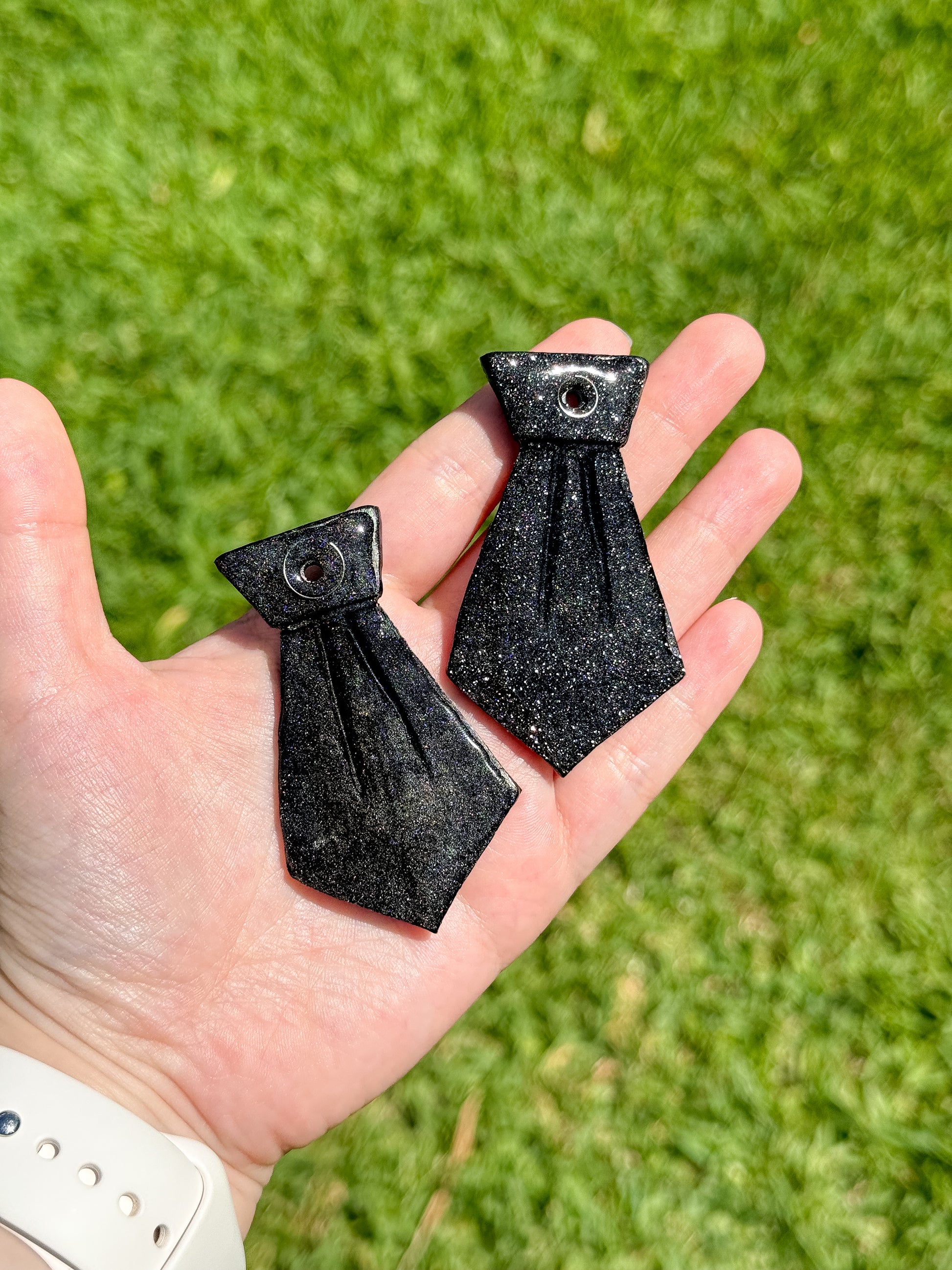 placas de resina negros tipo corbata con textura brillante. Accesorio elegante para perro o perrita